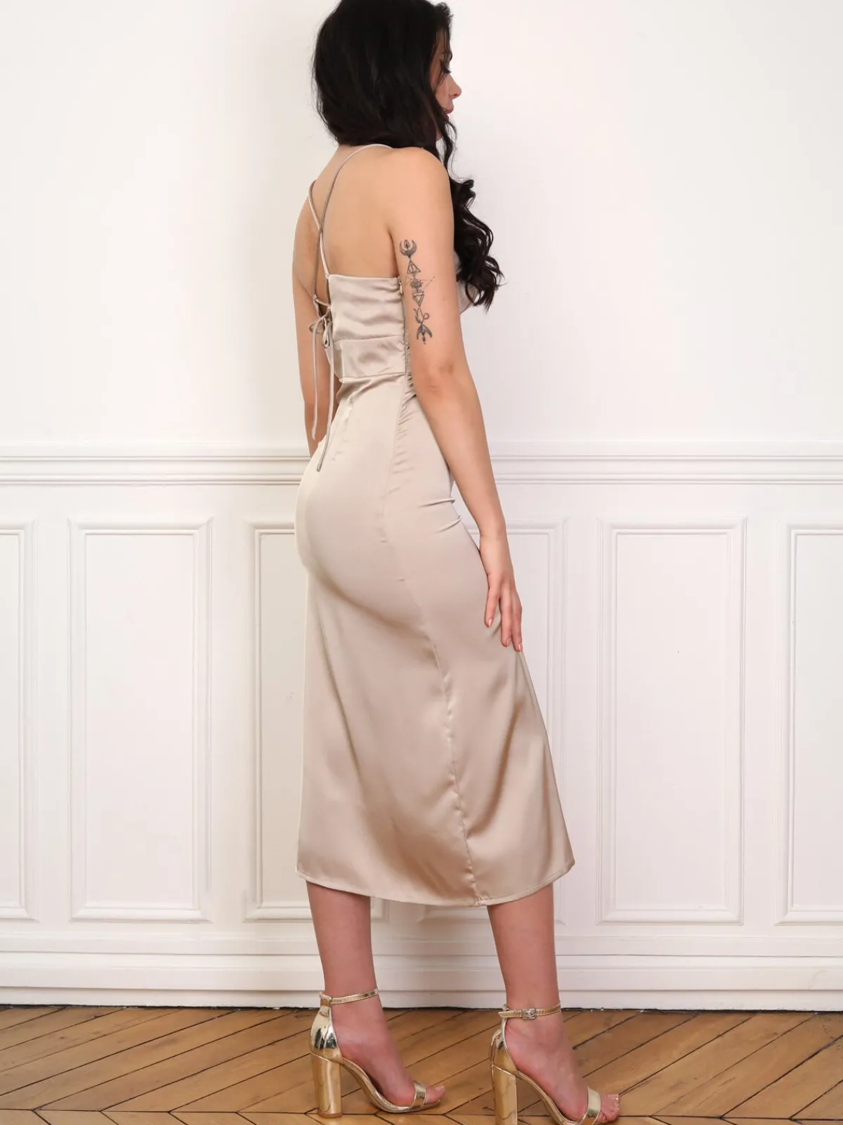 La Modeuse Robe satinée fendue à boutons Dorérose
