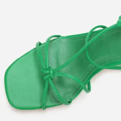 Online La Modeuse Sandales à brides entrelacées Vert