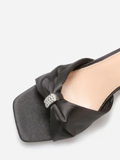 La Modeuse Sandales avec bride noeud à strass Noir