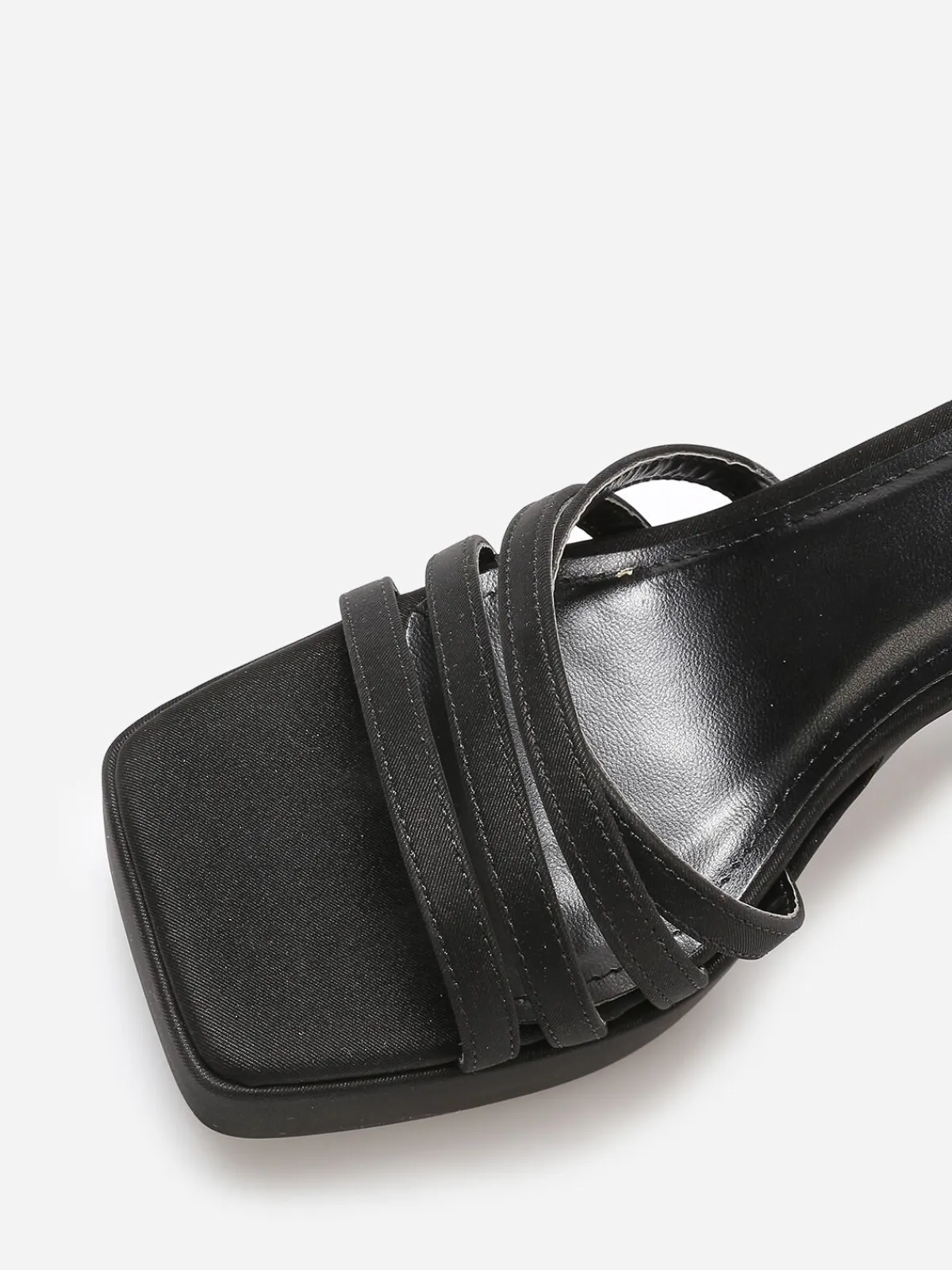 Sale La Modeuse Sandales mates à fines brides Noir