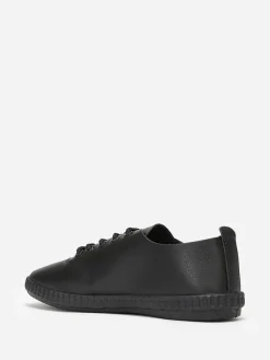 La Modeuse Tennis en simili avec semelle en relief Noir