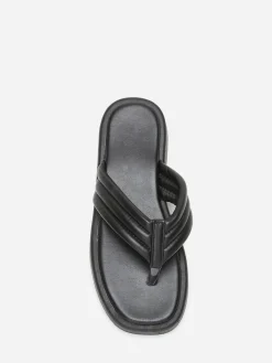 Online La Modeuse Tongs plateformes à bride matelassée Noir