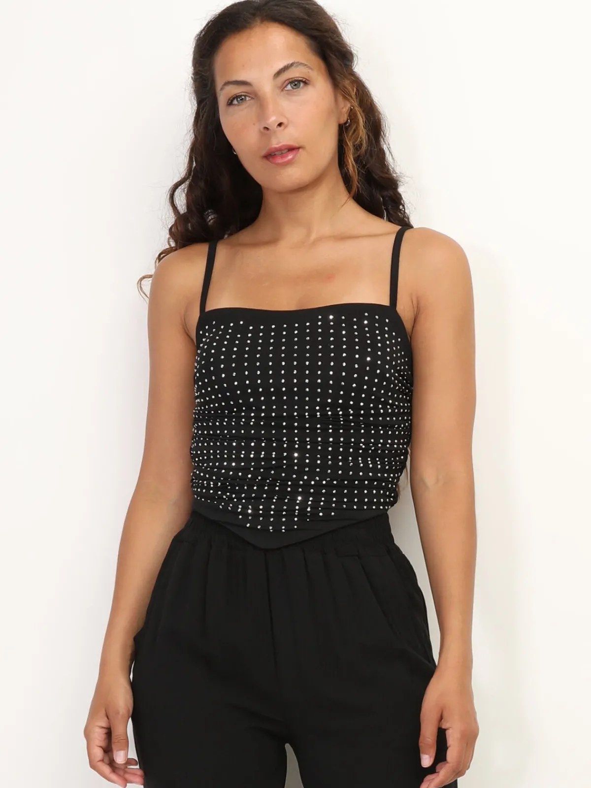 Hot La Modeuse Top court froncé à strass Noir